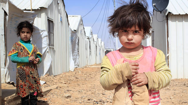 Zwei Mädchen in einem Flüchtlingslager in Jordanien