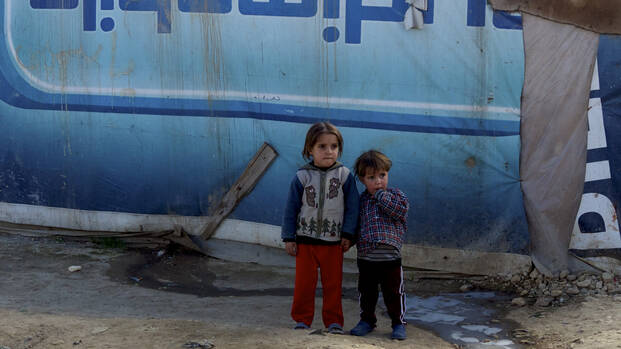 Geschwister halten Händchen in einem Flüchtlingslager im Libanon - sie mussten vor dem Krieg in Syrien fliehen
