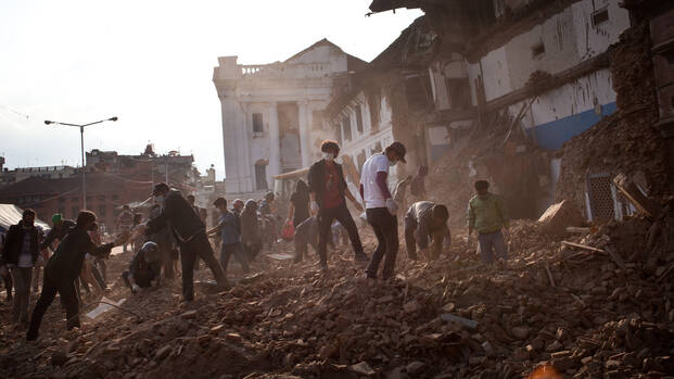 Helfende suchen nach Erdbeben in Nepal 2015 nach Überlebenden