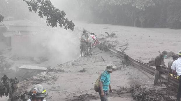 Menschen in Schutt und Asche nach Ausbruch des Volkán de Fuego in Guatemala
