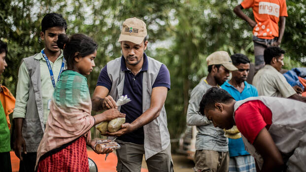 Das Team von Aktion gegen den Hunger hilft Menschen in Not in Bangladesch und verteilt Nahrungsmittel.
