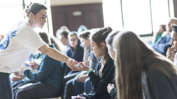 Mitarbeiterin von Aktion gegen den Hunger bei einem Vortrag in einer Schule