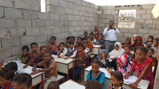 SchülerInnen in einer Schule ohne Dach im Jemen