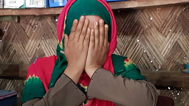 Shamima hält ihre Hände schützend vor ihr Gesicht