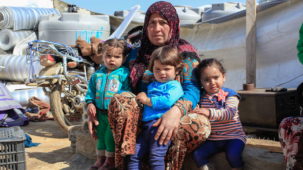Syrische Flüchtlingsfamilie in einem Flüchtlingslager im Libanon