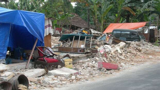 Zerstörung auf der indonesischen Insel Java nach einem Tsunami in 2006